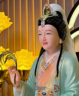 Tượng Quan Âm Bồ Tát bằng bột đá xanh vẽ gấm đẹp