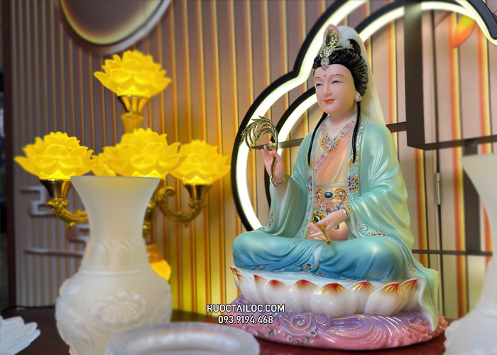 Tượng Quan Âm Bồ Tát bằng bột đá xanh vẽ gấm đẹp