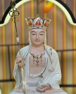 Tượng Địa Tạng Bồ Tát bằng sứ trắng sen hồng đẹp
