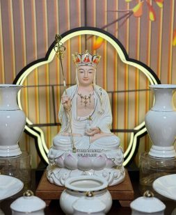 Tượng Địa Tạng Bồ Tát bằng sứ trắng sen hồng đẹp