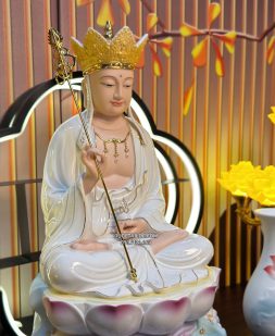 Tượng Địa Tạng Bồ Tát bằng sứ đế sen xanh đẹp