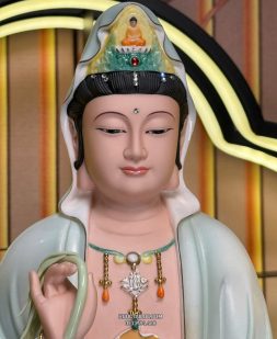 tượng Quan Âm Bồ Tát bằng sứ vẽ gấm xanh đẹp