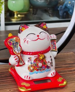 Mèo thần tài năng lượng cầm quạt