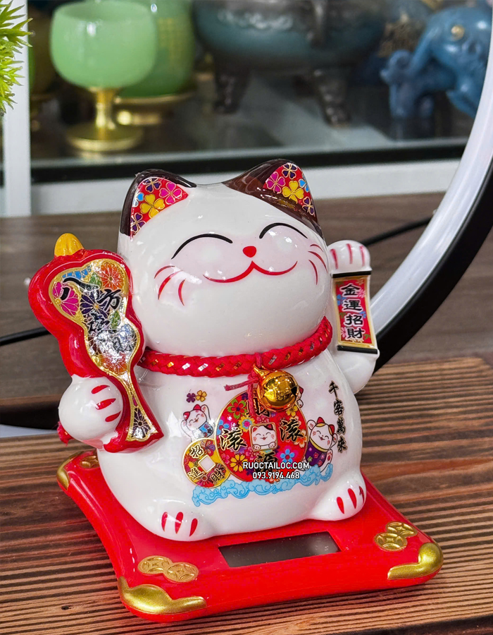 Mèo thần tài năng lượng cầm quạt