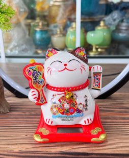 Mèo thần tài năng lượng cầm quạt