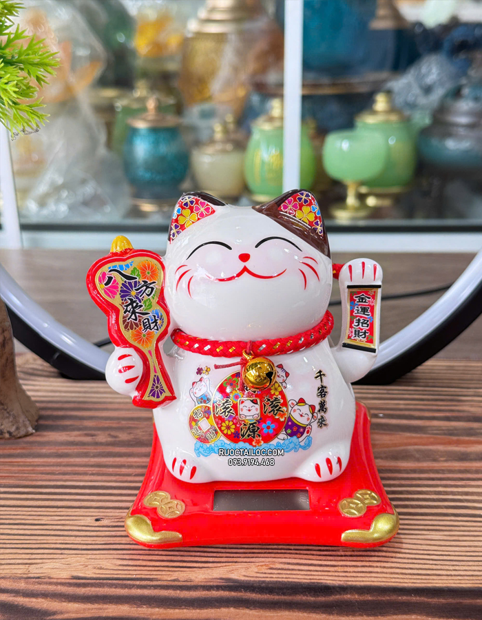 Mèo thần tài năng lượng cầm quạt
