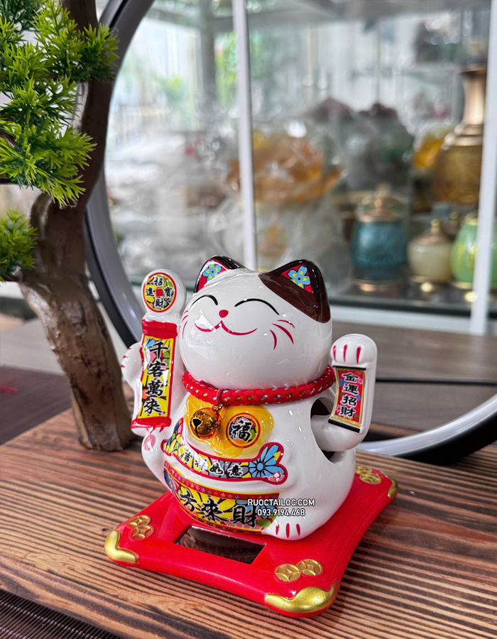 Mèo Thần Tài Năng Lượng cầm thẻ bài