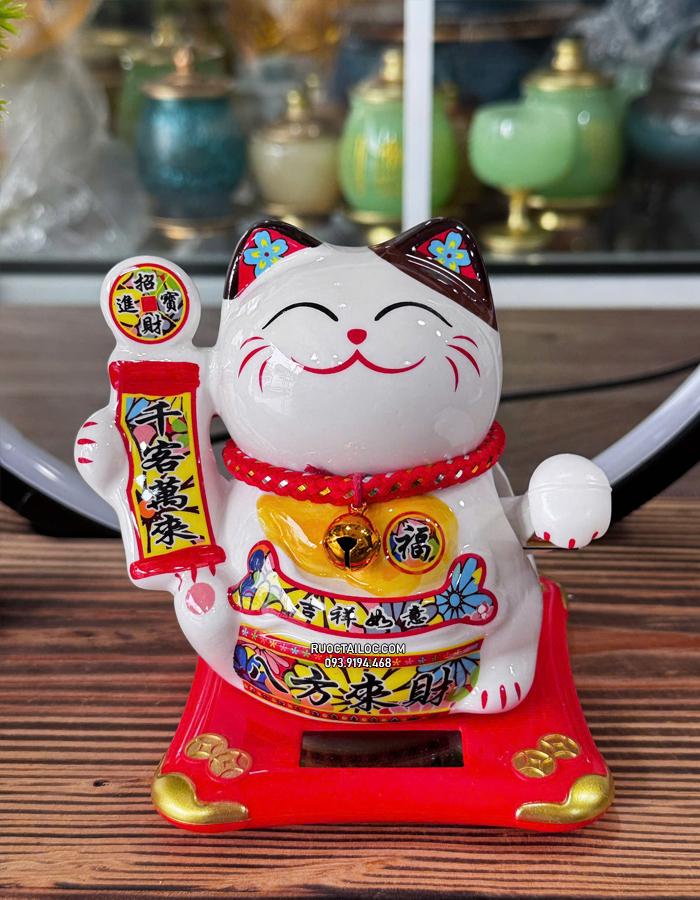 Mèo Thần Tài Năng Lượng cầm thẻ bài