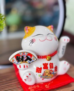 mèo thần tài cầm quạt đẹp