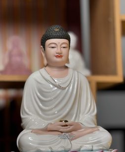 Tôn Tượng Bổn Sư Thích Ca Mâu Ni bằng sứ trắng đế xanh đẹp