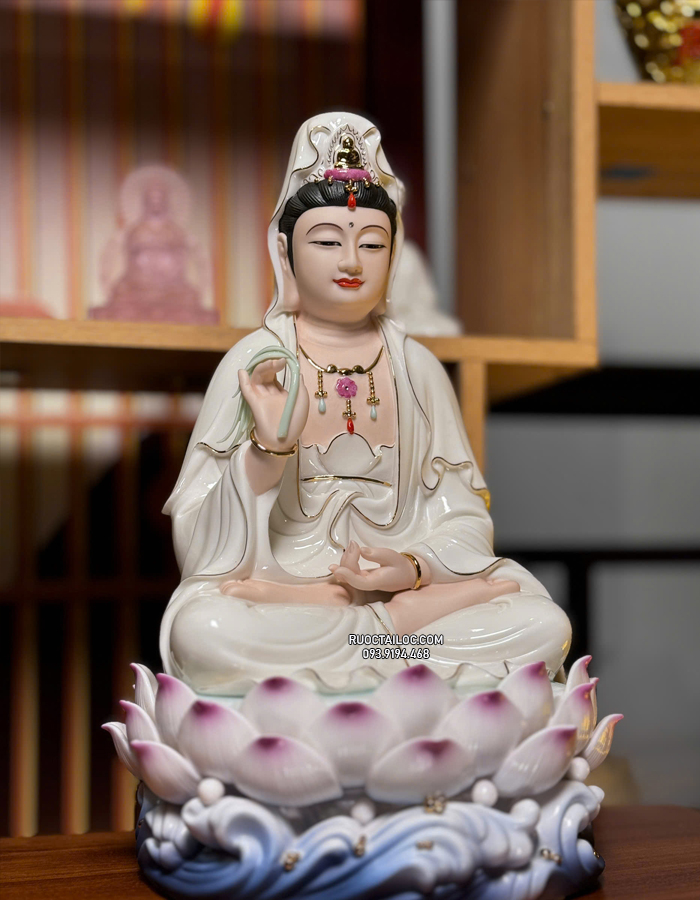 Tôn tượng Quan Âm Bồ Tát bằng sứ trắng sen đế xanh