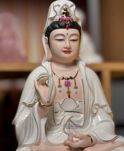Tôn tượng Quan Âm Bồ Tát bằng sứ trắng sen đế xanh