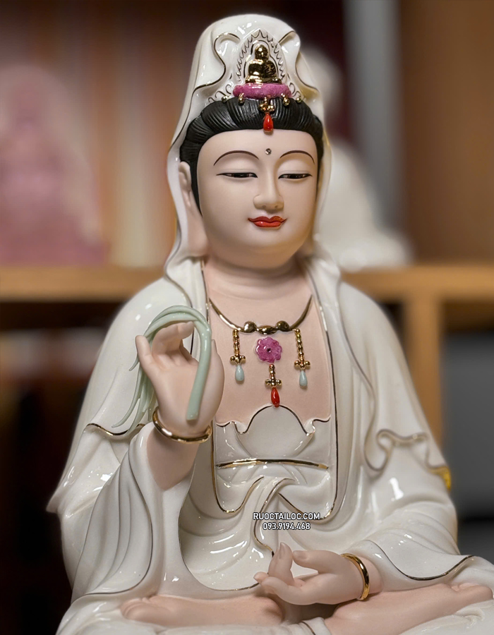 Tôn tượng Quan Âm Bồ Tát bằng sứ trắng sen đế xanh
