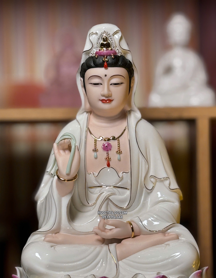 Tôn tượng Quan Âm Bồ Tát bằng sứ trắng sen đế xanh
