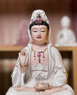 Tôn tượng Quan Âm Bồ Tát bằng sứ trắng sen đế xanh