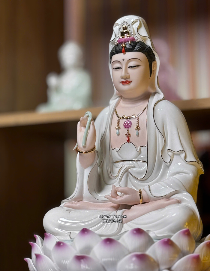 Tôn tượng Quan Âm Bồ Tát bằng sứ trắng sen đế xanh