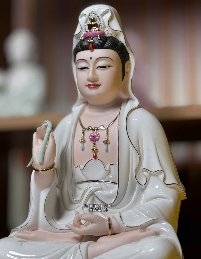 Tôn tượng Quan Âm Bồ Tát bằng sứ trắng sen đế xanh