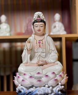 Tôn tượng Quan Âm Bồ Tát bằng sứ trắng sen đế xanh