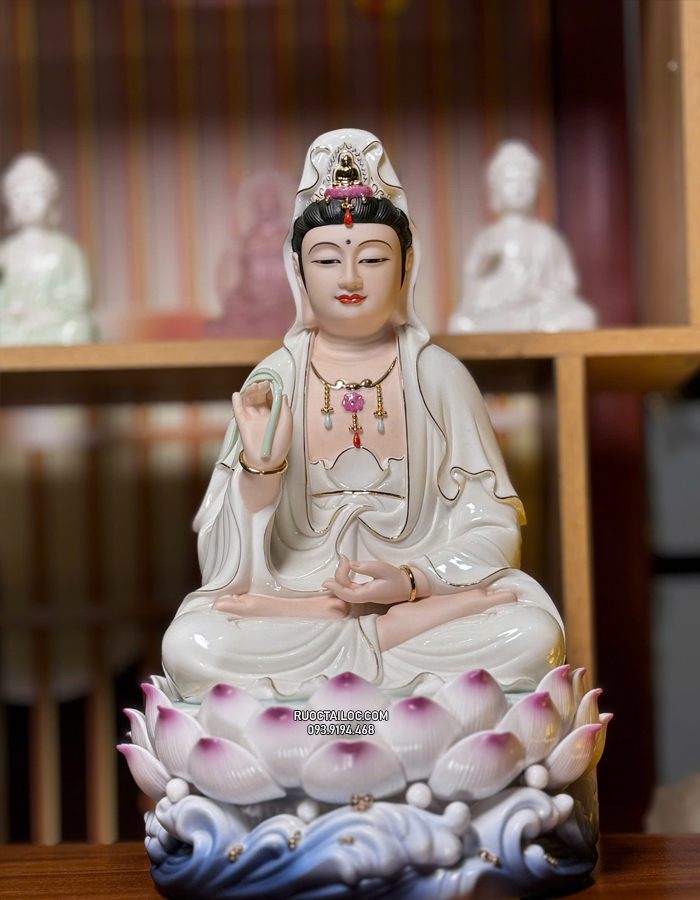 Tôn tượng Quan Âm Bồ Tát bằng sứ trắng sen đế xanh